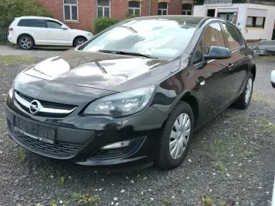 Używany Opel Astra 101 KM (74 kW) 2015 Czarny Sedan/Limuzyna