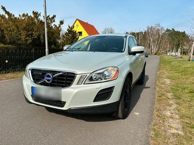 gebraucht Volvo XC60 2.4D AWD – Top gepflegt mit umfangreicher Ausstattung