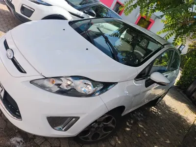 Gebraucht Ford Fiesta 96 PS (70 kW) 2012 Weiß Limousine