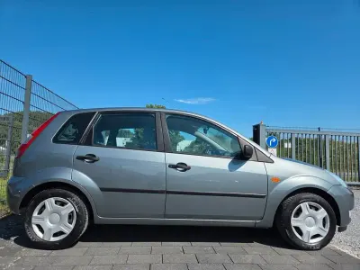 Gebraucht Ford Fiesta Trend 69 PS (50 kW) 2002 Polarsilber metallic (metallic) Kleinwagen