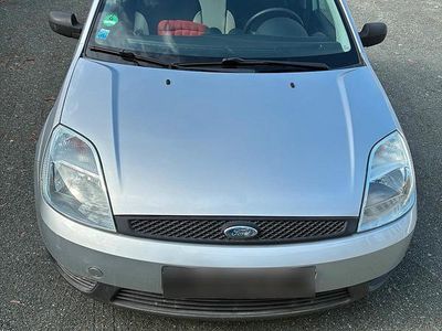 Gebraucht Ford Fiesta 67 PS (49 kW) 2004 Silber Kleinwagen