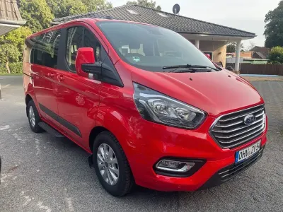 Second-hand Ford Tourneo 131 CP (96 kW) 2023 Roșu Monovolum