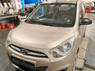 Gebraucht Hyundai i10 69 PS (50 kW) 2011 Grau Kleinwagen