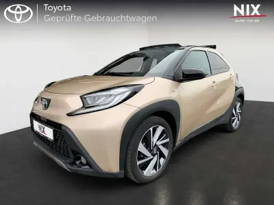 Gebraucht Toyota Aygo X X-plore 72 PS (52 kW) 2022 Ginger beige metallic/ night sky black SUV