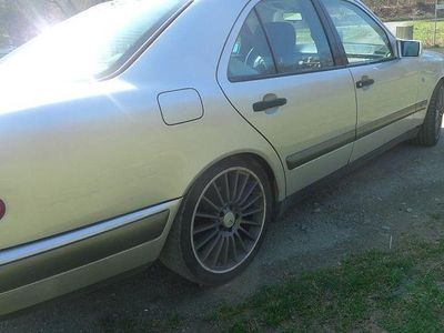 Gebraucht Mercedes E230 Classic 150 PS (110 kW) 1996 Silber Limousine