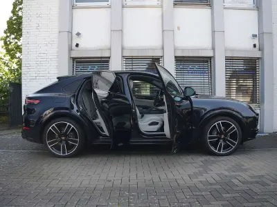 Gebraucht Porsche Cayenne E-Hybrid 462 PS (339 kW) 2022 Moonlightbluemetallic SUV