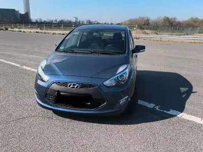 Gebraucht Hyundai ix20 125 PS (91 kW) 2017 Blau Kleinwagen