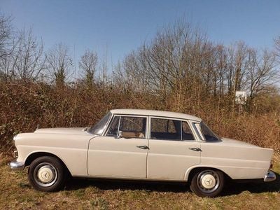 Weiß Gebraucht 1967 Mercedes 200 Limousine | 9.999 €