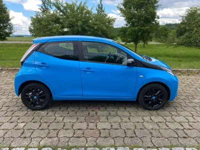 Gebraucht Toyota Aygo 69 PS (50 kW) 2015 Blau Kleinwagen