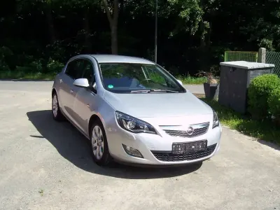 Używany Opel Astra Innovation 140 KM (102 kW) 2011 Srebrny Sedan/Limuzyna