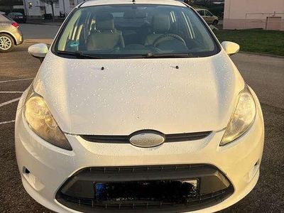 Weiß Gebraucht 2009 Ford Fiesta Limousine | 2.000 € (Fairer Preis)