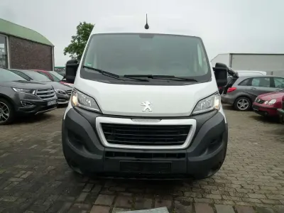 Gebraucht Peugeot Boxer 140 PS (102 kW) 2021 Lackierung weiss icy Van