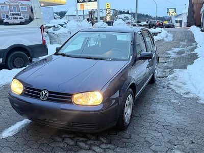 Blau Gebraucht 2003 VW Golf IV Kleinwagen | 2.300 € (Fairer Preis)