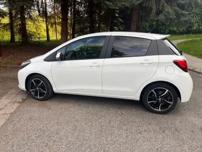 Gebraucht Toyota Yaris 99 PS (72 kW) 2014 Weiß Kleinwagen