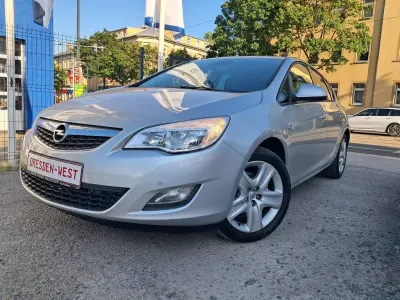 Gebraucht Opel Astra Design Edition 140 PS (102 kW) 2012 Silber Limousine