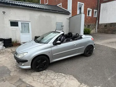 Gebraucht Peugeot 206 CC 109 PS (80 kW) 2004 Silber Cabrio