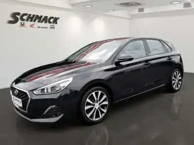 Gebraucht Hyundai i30 Trend 140 PS (102 kW) 2020 Schwarz Limousine