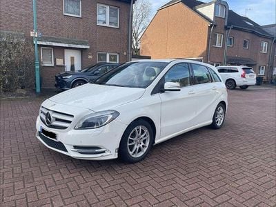 Gebraucht Mercedes B200 156 PS (114 kW) 2014 Weiß Van / Kleinbus
