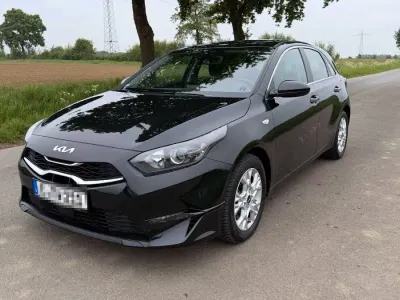 Używany Kia Ceed Comfort 160 KM (117 kW) 2023 Czarny Hatchback