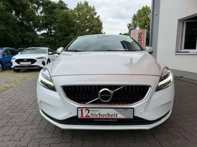 Gebraucht Volvo V40 Momentum 122 PS (89 kW) 2018 Crystal white Limousine