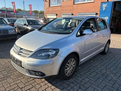 Second-hand VW Golf IV Comfortline 105 CP (77 kW) 2005 Argintiu Berlinǎ