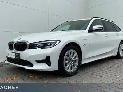 Gebraucht BMW 330e Advantage 292 PS (214 kW) 2022 Weiß Limousine