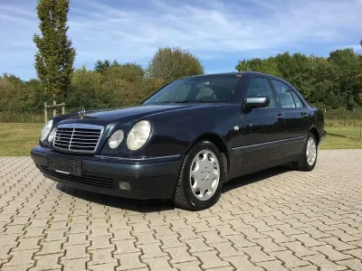 Używany Mercedes E420 Elegance 279 KM (205 kW) 1997 Niebieski Sedan/Limuzyna