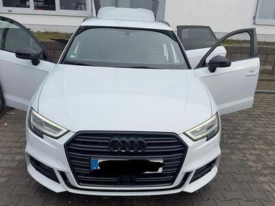 Weiß Gebraucht 2017 Audi A3 Sportback Kleinwagen | 17.800 €