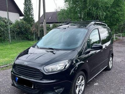 Schwarz Gebraucht 2017 Ford Tourneo Courier Van / Kleinbus | 8.900 € (Fairer Preis)