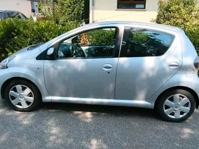 Gebraucht Toyota Aygo 65 PS (47 kW) 2011 Silber Kleinwagen