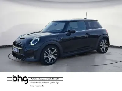 Używany Mini Cooper S Classic 178 KM (130 kW) 2022 Czarny Hatchback