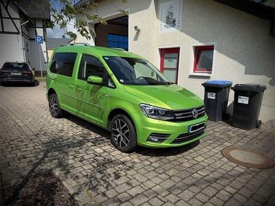 Grün Gebraucht 2017 VW Caddy Highline Van / Kleinbus | 19.900 € (Teuer)
