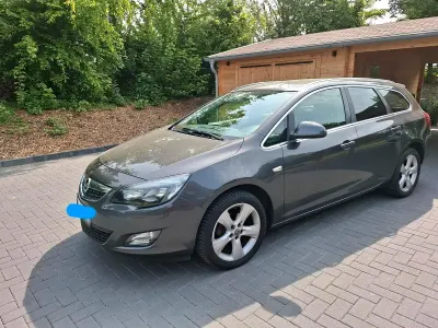 Gebraucht Opel Astra 140 PS (102 kW) 2011 Grau Kombi