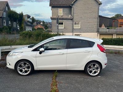 Gebraucht Ford Fiesta Titanium 120 PS (88 kW) 2010 Weiß Kleinwagen
