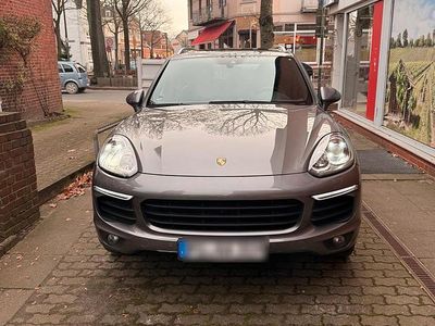 Grau Gebraucht 2015 Porsche Cayenne SUV | 36.500 € (Teuer)
