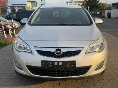 Usata Opel Astra 165 CV (121 kW) 2011 Argento Berlina