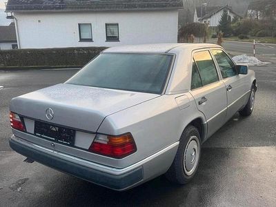 Silber Gebraucht 1989 Mercedes E260 Limousine | 3.000 €