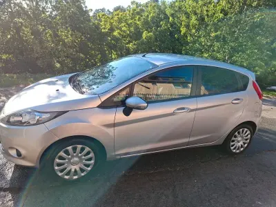 Gebraucht Ford Fiesta Titanium 97 PS (71 kW) 2010 Silber Limousine