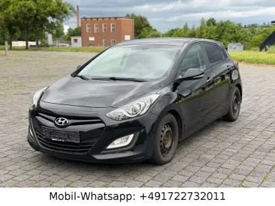 Gebraucht Hyundai i30 Intro Edition 90 PS (66 kW) 2012 Schwarz Limousine
