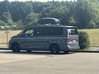 Gebraucht VW Multivan Style 150 PS (110 kW) 2023 Grau Van