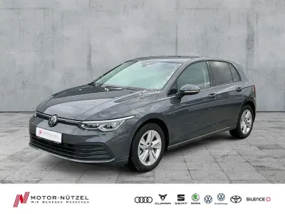 Używany VW Golf VIII Life 131 KM (96 kW) 2023 Szary Sedan/Limuzyna