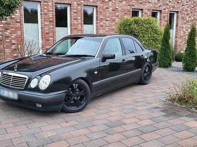Gebraucht Mercedes E200 Classic 136 PS (100 kW) 1999 Schwarz Limousine