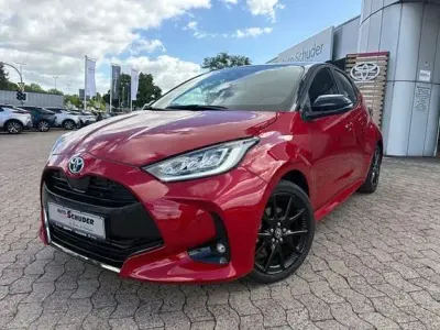 Gebraucht Toyota Yaris Basis 116 PS (85 kW) 2023 Karminarot metallic, dach schwarz Kleinwagen