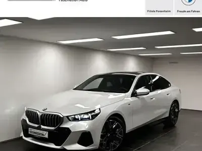 Gebraucht BMW 520 M Sport 197 PS (144 kW) 2025 Mineralweiß Limousine