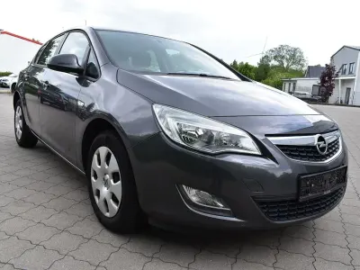 Gebraucht Opel Astra Edition 140 PS (102 kW) 2012 Grau Limousine