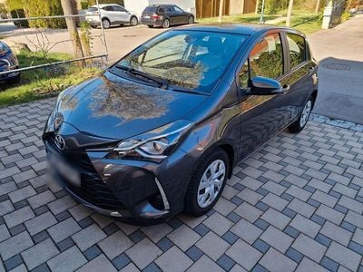 Usata Toyota Yaris Comfort 69 CV (50 kW) 2017 Grigio Berlina