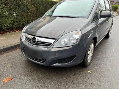 Grau Gebraucht 2013 Opel Zafira Van / Kleinbus | 2.699 € (Etwas zu teuer)