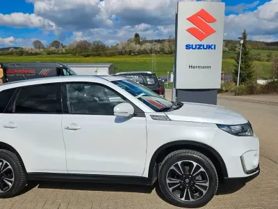 Gebraucht Suzuki Vitara Comfort+ 129 PS (94 kW) 2022 Weiß SUV