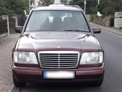 Gebraucht Mercedes E220 150 PS (110 kW) 1996 Rot Kombi
