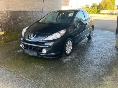 Gebraucht Peugeot 207 77 PS (56 kW) 2010 Schwarz Kleinwagen